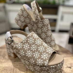 ⭐️ NEW BEACH by Matisse Colada Wedge Women’s Sz 10 platform Natural floral NWOT